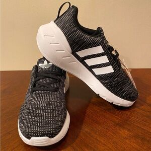 Adidas Youth Swift Run 22